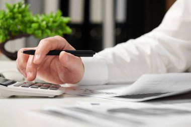 Ofiste çalışan ve vade hesaplama iş adamı. İş finansal muhasebe kavramı.