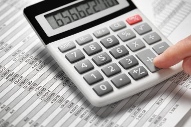 Çalışma işadamı ve hesaplama finans. İş finansal muhasebe kavramı. Eller.