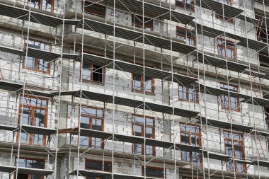 İnşaat, yapı iskeleleri ve beton altında yeni bina