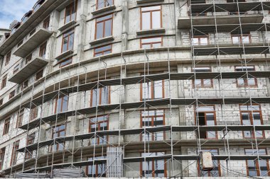 İnşaat, yapı iskeleleri ve beton altında yeni bina