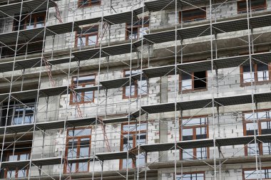 İnşaat, yapı iskeleleri ve beton altında yeni bina