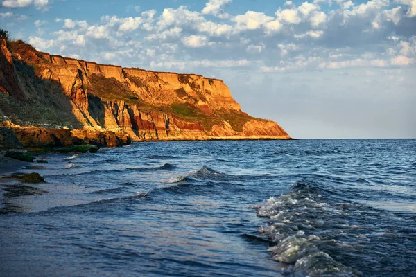 Hermoso atardecer, paisaje marino, costa del mar con colinas altas, naturaleza salvaje — Foto de Stock