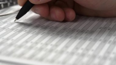 Çalışma işadamı ve hesaplama finans. İş finansal muhasebe kavramı. Eller.