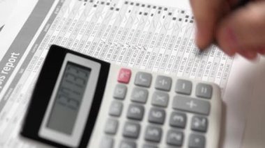 Çalışma işadamı ve hesaplama finans. İş finansal muhasebe kavramı. Eller.