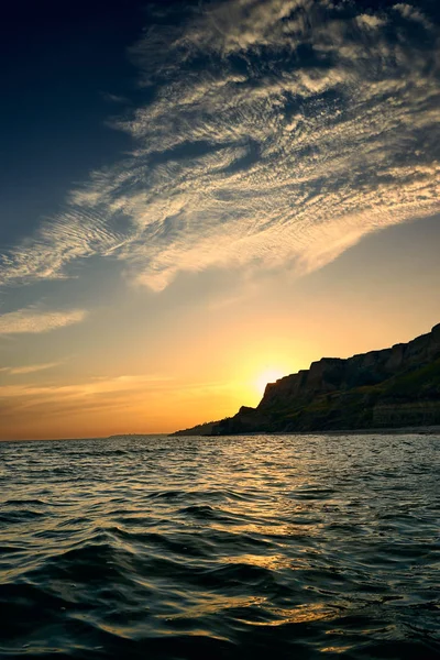 Beautiful sunset, sea landscape, sea coast with high hills, wild nature — Stock Photo, Image