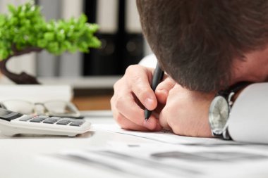 Bir ofiste uyumak yorgun iş adamı. İş finansal muhasebe kavramı.