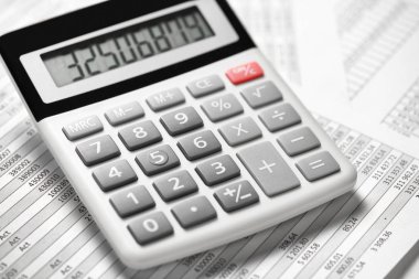 Hesap makinesi ve raporları portre. Çalışma ve vade hesaplama için Kırtasiye. İş finansal muhasebe kavramı.