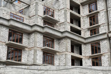 İnşaat, yapı iskeleleri ve beton altında yeni bina