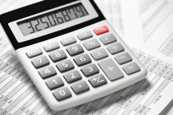 Calculatrice et rapports gros plan. Fournitures de bureau pour le travail et le calcul des finances. Concept de comptabilité financière des entreprises . — Photo