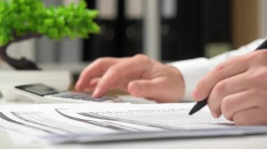 Ofiste çalışan ve vade hesaplama iş adamı. İş finansal muhasebe kavramı.