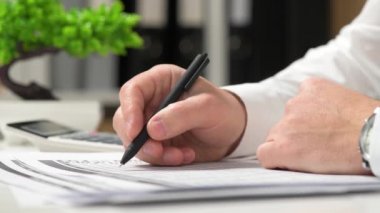 Ofiste çalışan ve vade hesaplama iş adamı. İş finansal muhasebe kavramı.