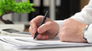 Finans Danışma Office hesaplamak için hesap makinesini kullanarak işadamı muhasebeci. İş finansal muhasebe kavramı. Kırmızı raporlar ve grafikler. Ofis çalışanı tablolarını ve raporları inceler.