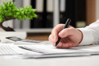 Ofiste çalışan ve vade hesaplama iş adamı. İş finansal muhasebe kavramı.
