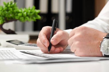 Ofiste çalışan ve vade hesaplama iş adamı. İş finansal muhasebe kavramı.