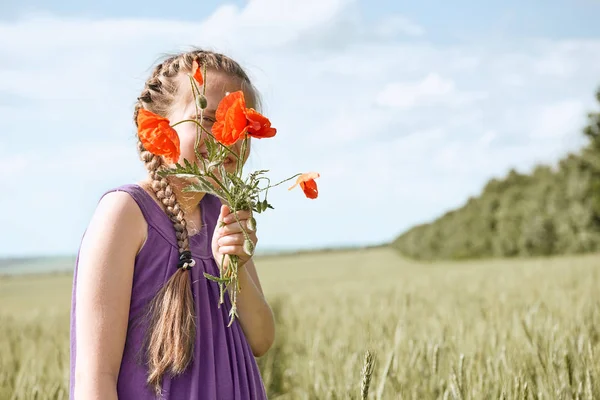 麦畑、明るい太陽の下、美しい夏の風景でポーズの赤いチューリップの花を持つ少女 — ストック写真