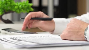 Ofiste çalışan ve vade hesaplama iş adamı. İş finansal muhasebe kavramı.