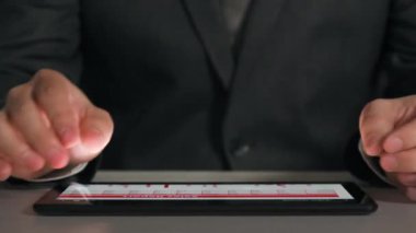 Finans Danışma Office hesaplamak için hesap makinesini kullanarak işadamı muhasebeci. İş finansal muhasebe kavramı. Kırmızı raporlar ve grafikler. Ofis çalışanı tablolarını ve raporları inceler.
