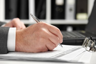 Bir ofiste çalışan iş adamı. Eller yukarı.