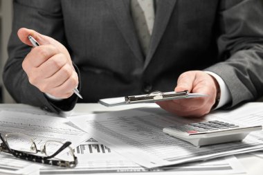 Bir ofiste çalışan iş adamı. El ve belgeleri portre.