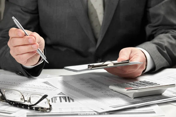 Empresario trabajando en una oficina. Primeros planos de manos y documentos . — Foto de Stock