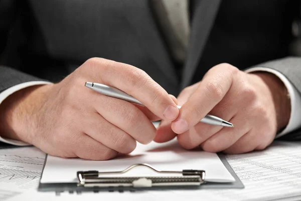 Empresario trabajando en una oficina. Primeros planos de manos y documentos . —  Fotos de Stock