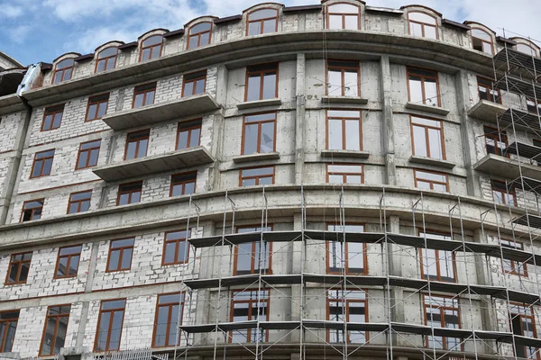 New building under construction, scaffolding and concrete — Stock Photo, Image