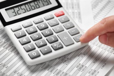 Çalışma işadamı ve hesaplama finans. İş finansal muhasebe kavramı. Eller.