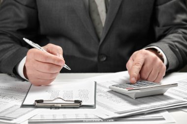 Bir ofiste çalışan iş adamı. El ve belgeleri portre.