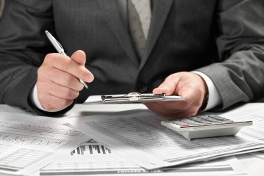 Bir ofiste çalışan iş adamı. El ve belgeleri portre.