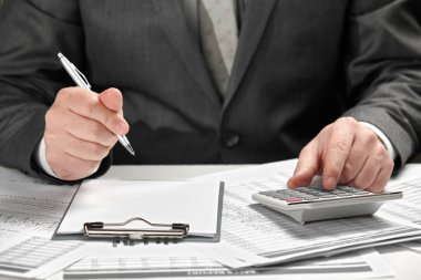 Bir ofiste çalışan iş adamı. El ve belgeleri portre.