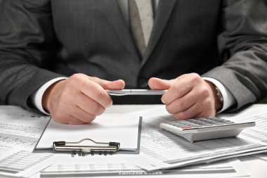 Bir ofiste çalışan iş adamı. El ve belgeleri portre.