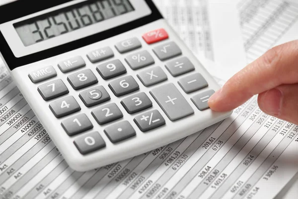 Homme d'affaires travaillant et calculant la finance. Concept de comptabilité financière des entreprises. Mains rapprochées . — Photo