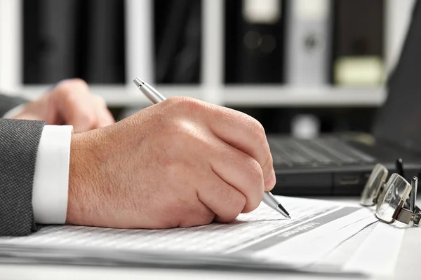 Un uomo d'affari che lavora in un ufficio. Mani in primo piano . — Foto Stock