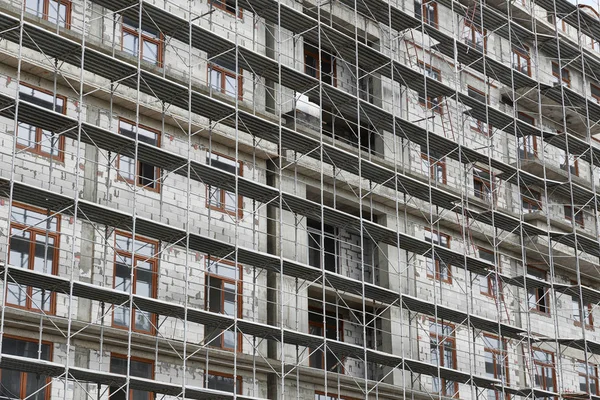 Nieuwbouw in aanbouw, steigers en beton — Stockfoto