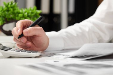 Ofiste çalışan ve vade hesaplama iş adamı. İş finansal muhasebe kavramı.