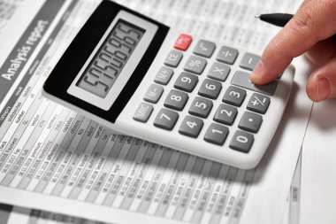 Çalışma işadamı ve hesaplama finans. İş finansal muhasebe kavramı. Eller.