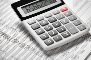 Hesap makinesi ve raporları portre. Çalışma ve vade hesaplama için Kırtasiye. İş finansal muhasebe kavramı.