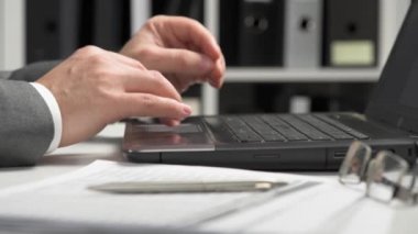 Bir ofiste çalışan ve Laptop kullanan bir işadamı. İş mali muhasebe kavramı.