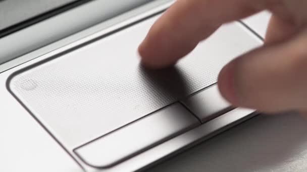 Makro Der Finger Mittels Laptop Touchpad Geschäfts Und Bildungskonzept — Stockvideo