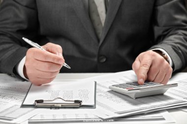 Bir ofiste çalışan iş adamı. El ve belgeleri portre.