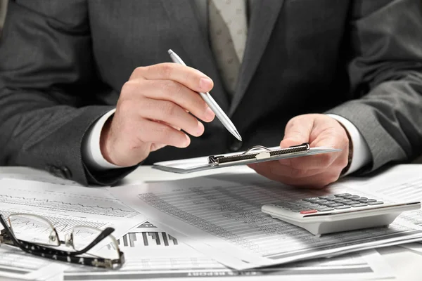 Empresario trabajando en una oficina. Primeros planos de manos y documentos . — Foto de Stock