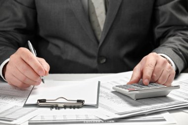 Bir ofiste çalışan iş adamı. El ve belgeleri portre.