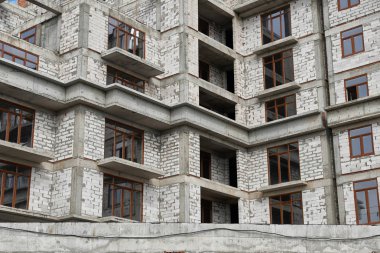 İnşaat, yapı iskeleleri ve beton altında yeni bina