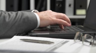 İş adamı ve finans hesaplaması. Okur ve raporlar yazar. İş mali muhasebe kavramı. El çekim eller.