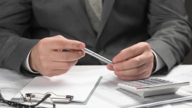 İş adamı ve finans hesaplaması. Okur ve raporlar yazar. İş mali muhasebe kavramı. El çekim eller.