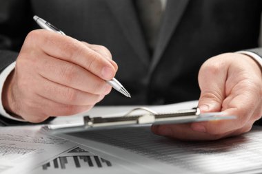 Bir ofiste çalışan iş adamı. El ve belgeleri portre.