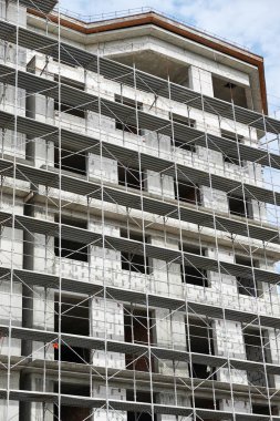 İnşaat, yapı iskeleleri ve beton altında yeni bina