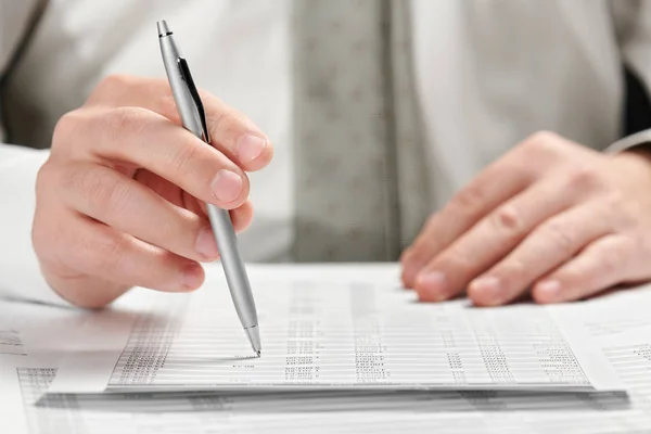 Empresario trabajando en una oficina. Primeros planos de manos y documentos . — Foto de Stock