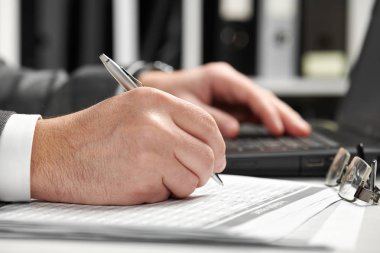 Bir ofiste çalışan iş adamı. Eller yukarı.