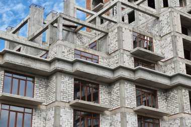 İnşaat, yapı iskeleleri ve beton altında yeni bina